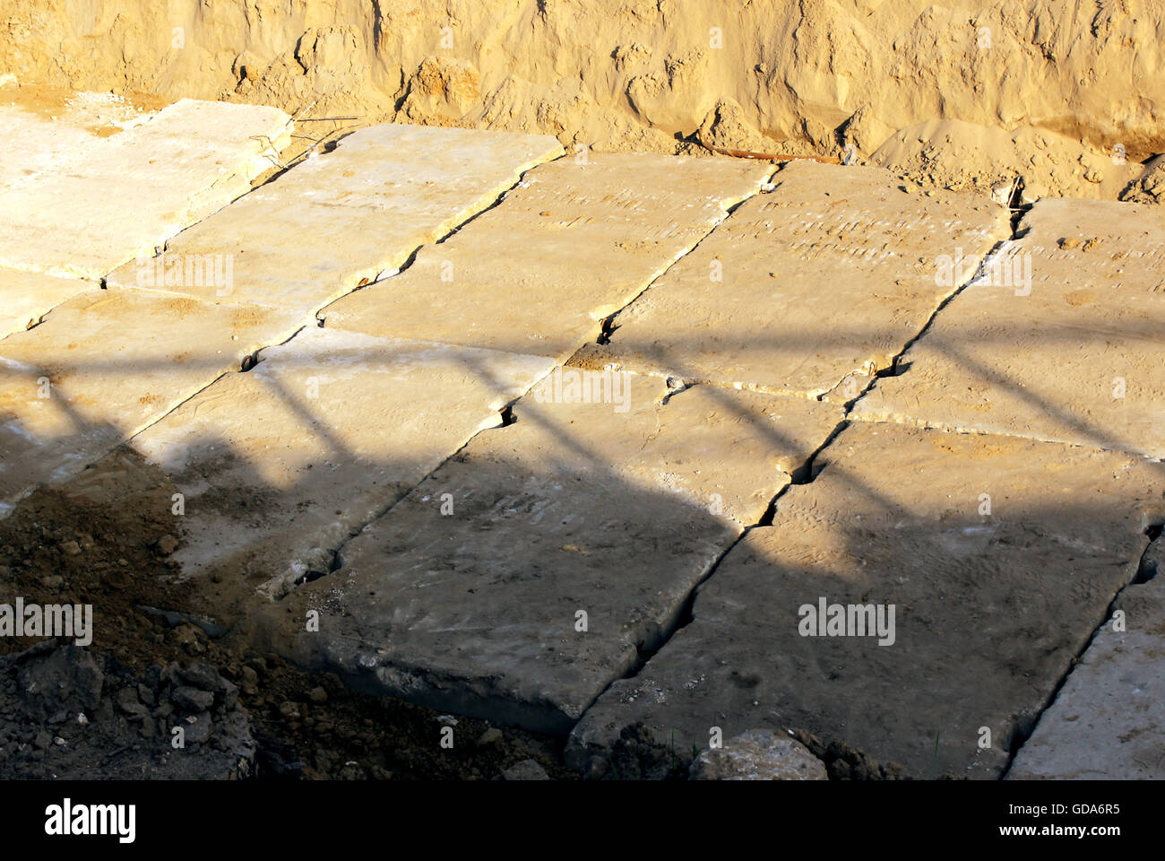 Le lastre di cemento come una strada base durante la costruzione giunzioni in Mosca. Foto Stock