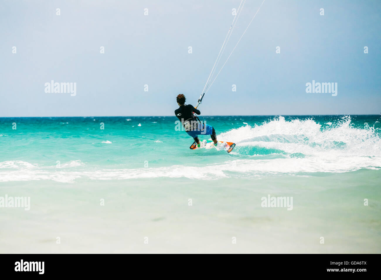 Tarifa, Spagna - 21 Giugno 2015: Kitesurf a Tarifa, Spagna. Tarifa è più popolari luoghi in Spagna per kitesurf Foto Stock