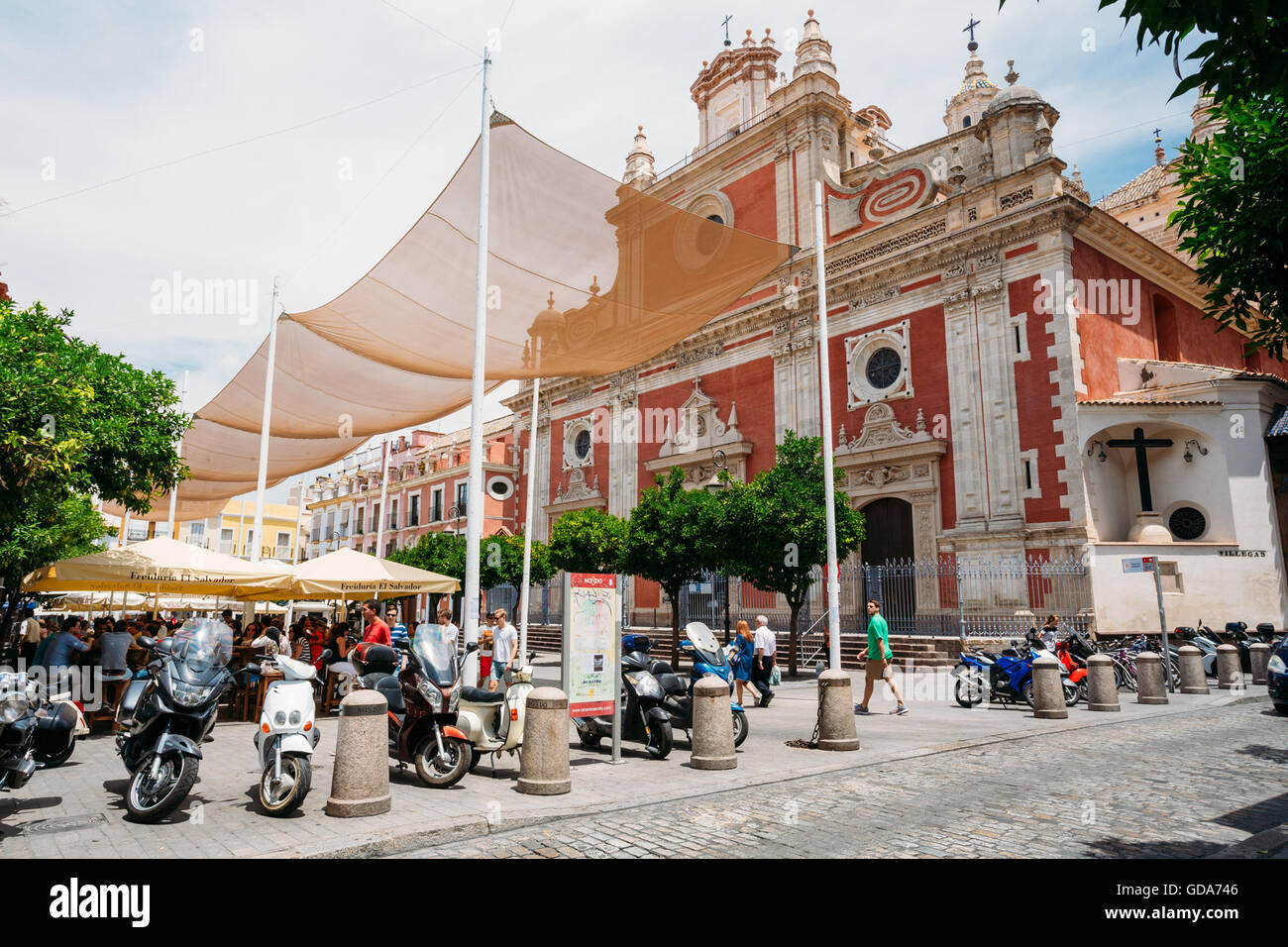Siviglia, Spagna - 24 Giugno 2015: moto, moto, scooter parcheggiata vicino alla chiesa barocca di El Salvador o Iglesia del Salva Foto Stock