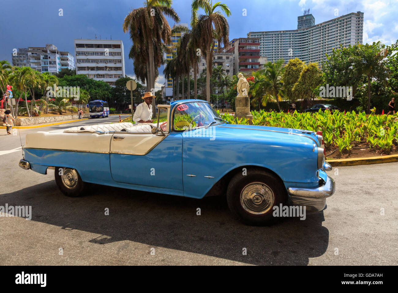 Convertible classico auto taxi driver e attesa per gli ospiti nel Vedado, Havana, Cuba Foto Stock