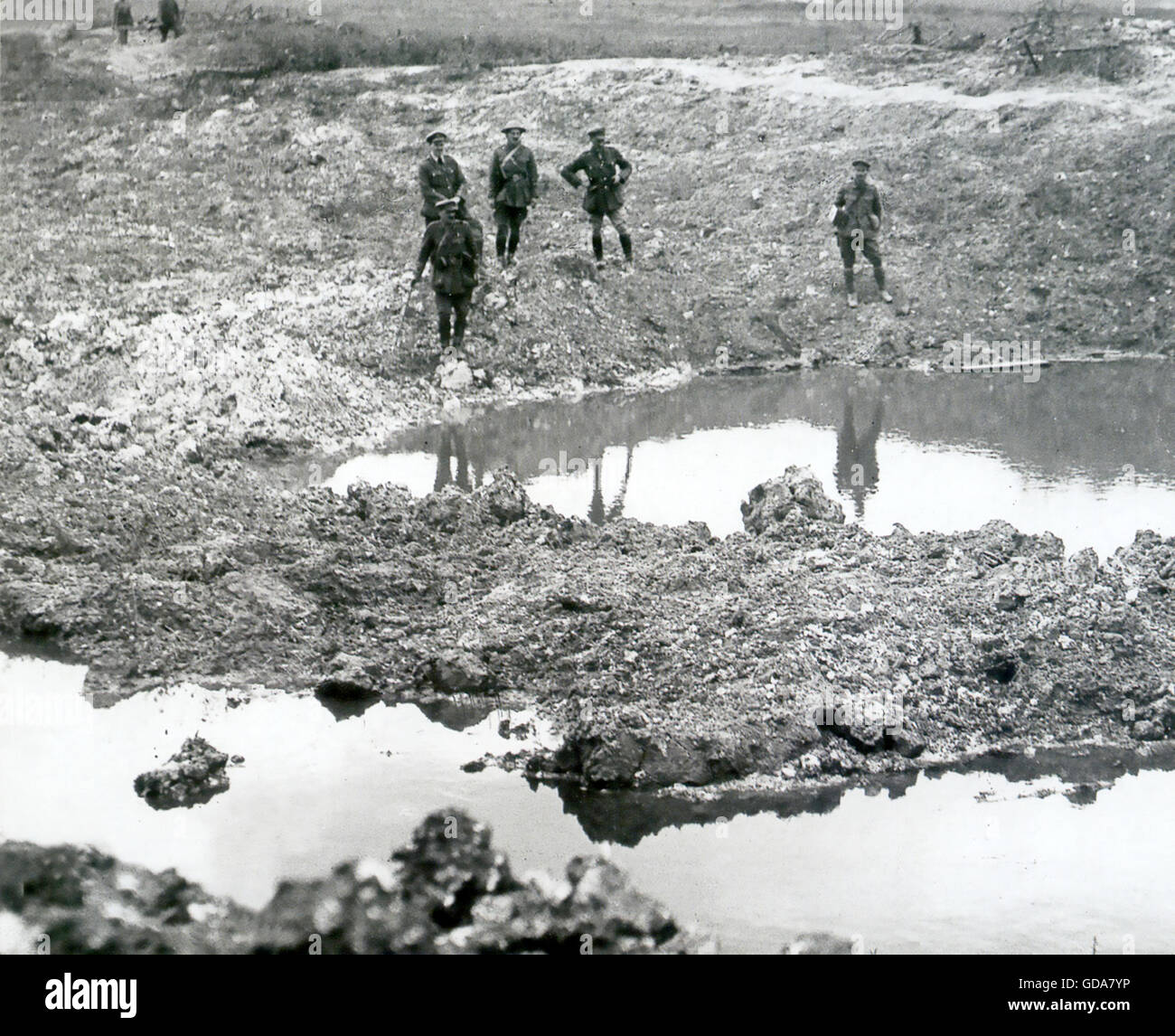 Prima guerra mondiale British ufficiali e soldati ispezionare un guscio devastato paesaggio nel nord della Francia Foto Stock