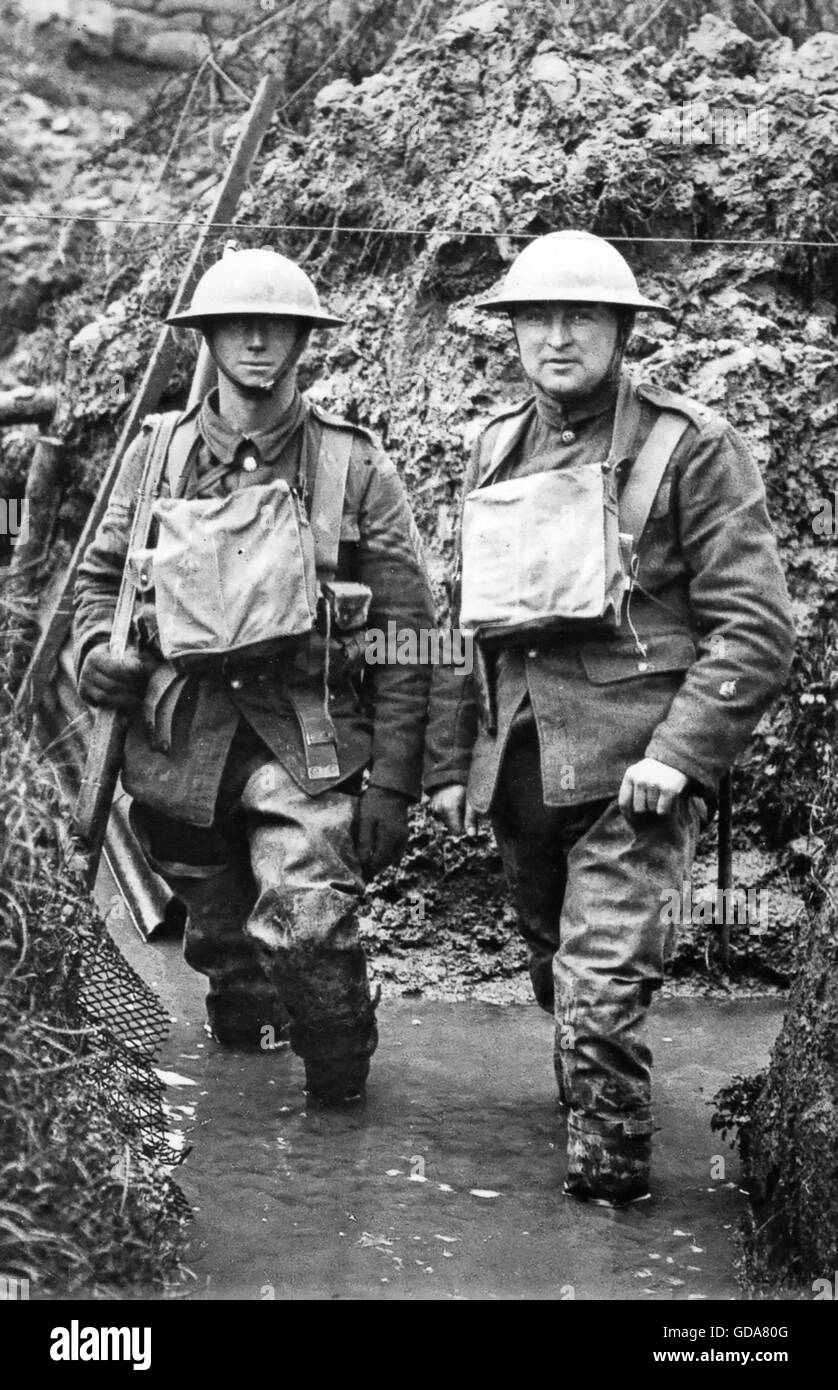Prima guerra mondiale i soldati britannici in acqua-trench connesso Foto Stock