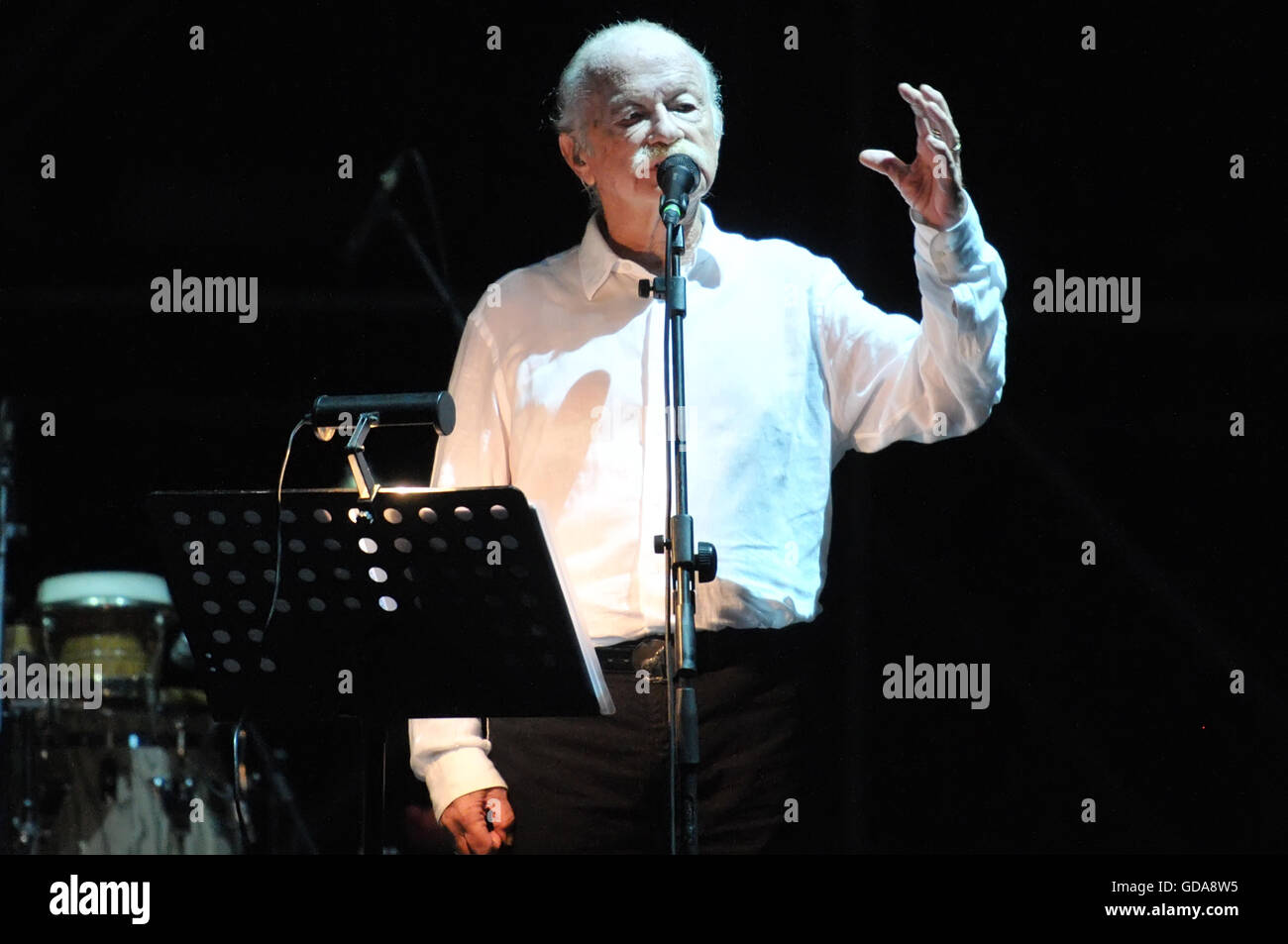 Napoli, Italia. 13 Luglio, 2016. Gino Paoli durante il concerto in Arena Flegrea . Stasera Paoli, Rea e Cammariere tornare ad illuminare i suoni l'Arena Flegrea Fuorigrotta un paio di settimane fa è tornato ad ospitare la buona musica, portando in molte città italiane e internazionali di artisti famosi, mescolando generi e cercando di raggiungere i diversi palati. © Paola Visone/ Pacifico premere/Alamy Live News Foto Stock