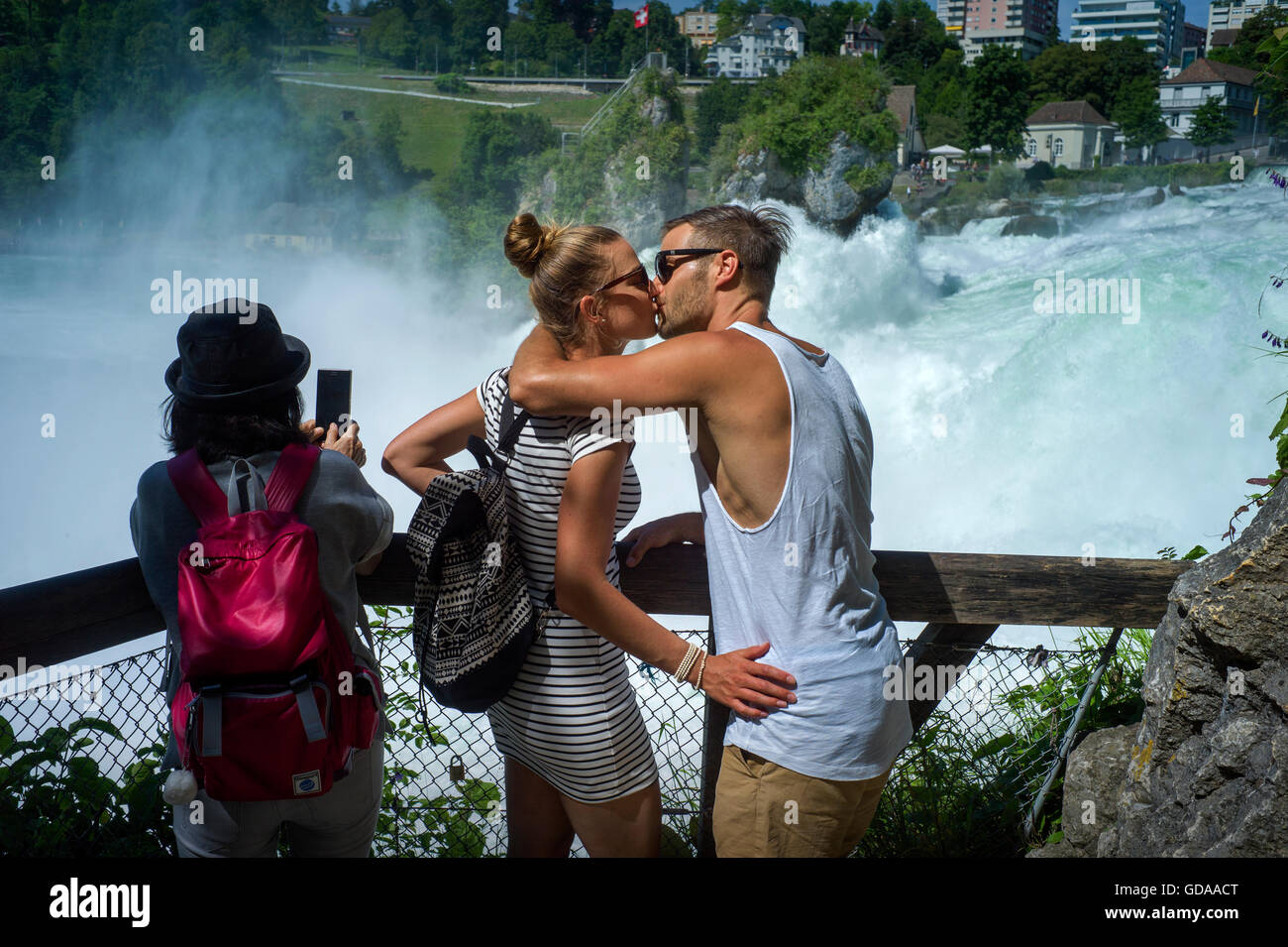 La Svizzera. Rheinfall Cascate del Reno luglio 2016Le cascate del Reno è la cascata più grande in Europa. I turisti prendono selfie fotografie Foto Stock