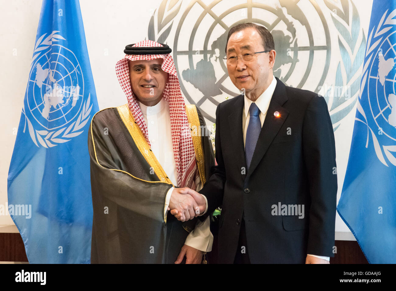 New York, Stati Uniti. 14 Luglio, 2016. Il Ministro degli Esteri saudita, Adel Ahmed Al-Jubeir (sinistra) in posa per una foto con il Segretario Generale delle Nazioni Unite Ban Ki-moon prima del loro incontro. A seguito di una serie di incontri con gli Stati Uniti Dipartimento di Stato e i funzionari del Congresso di Washington, DC, Luglio 13th. Saudi Arabian Ministro degli Esteri Ahmed Adel Al-Jubeir incontrato con il Segretario Generale delle Nazioni Unite Ban Ki-moon presso la sede delle Nazioni Unite a New York City Credit: Albin Lohr-Jones/Pacific Press/Alamy Live News Foto Stock