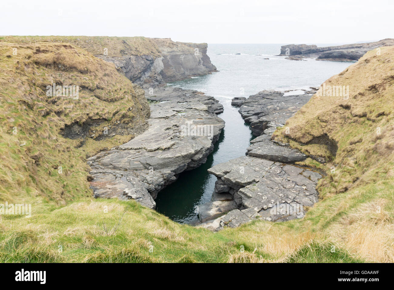 Irlanda, County Clare, sulla costa in Irlanda a Kilbaha, bellissimo paesaggio costiero Foto Stock