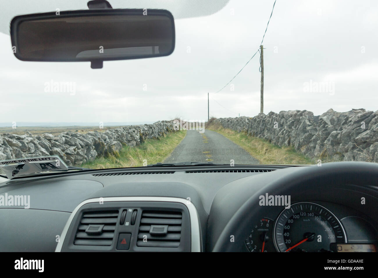 Irlanda, County Clare, viaggio tra muri di pietra attraverso la natura, guida in Irlanda a Meggagh Foto Stock