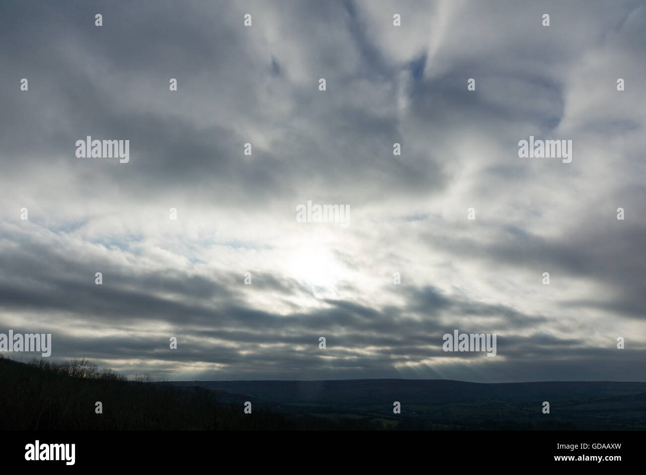 Irlanda, County Clare, cielo nuvoloso, vista in Irlanda presso la grotta di Aillwee (grotta dripstone) Foto Stock