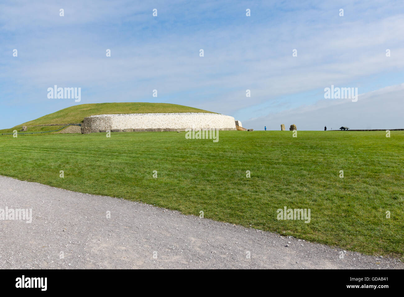 L'Irlanda, nella contea di Meath, Newgrange, zona verde nella parte anteriore di una collina, Newgrange (neolitico grande collina), Slane Foto Stock