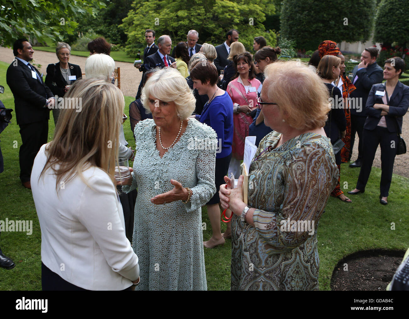 La duchessa di Cornovaglia incontra gli ospiti durante un ricevimento per i superstiti di abuso domestico, coloro che lavorano nel settore e a coloro che stanno cercando di sensibilizzare al Clarence House, Londra. Foto Stock