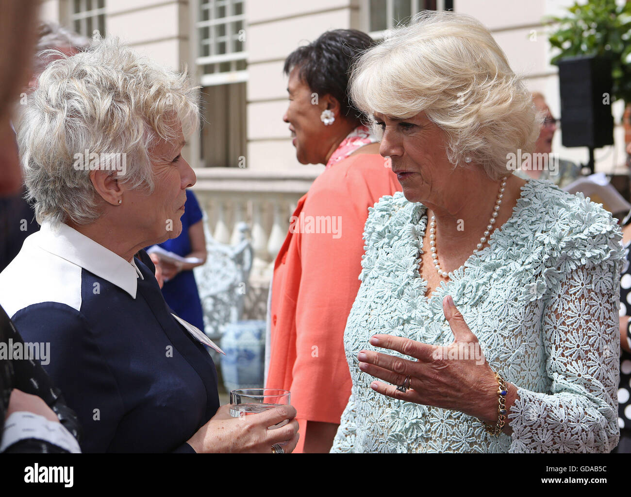 La duchessa di Cornovaglia parla di Julie Walters (sinistra) durante un ricevimento per i superstiti di abuso domestico, coloro che lavorano nel settore e a coloro che stanno cercando di sensibilizzare al Clarence House, Londra. Foto Stock