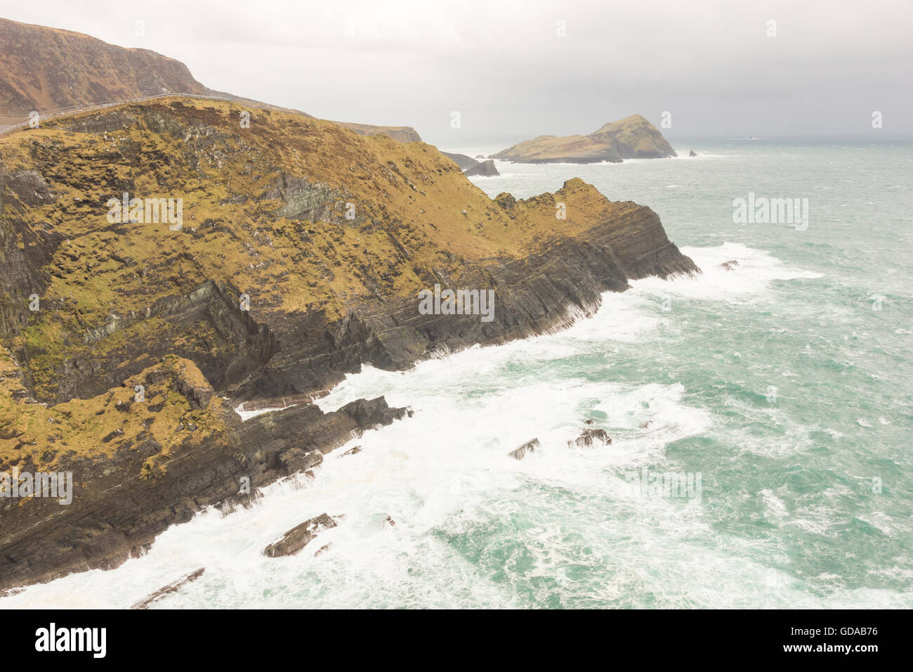 Irlanda, Kerry County Kerry, Ring of Kerry, acqua batte sulle ripide pareti rocciose Foto Stock