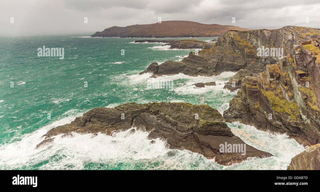 Irlanda, Kerry County Kerry, Ring of Kerry, acqua batte sulle ripide pareti rocciose Foto Stock
