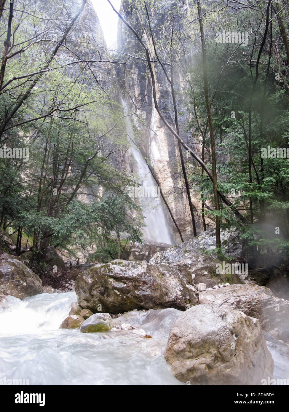 L'Italia, Lombardia, Mandello del Lario, esecuzione di acqua tra le rocce di fronte ad una cascata, a piedi da Mandello del Lario a cascata Foto Stock