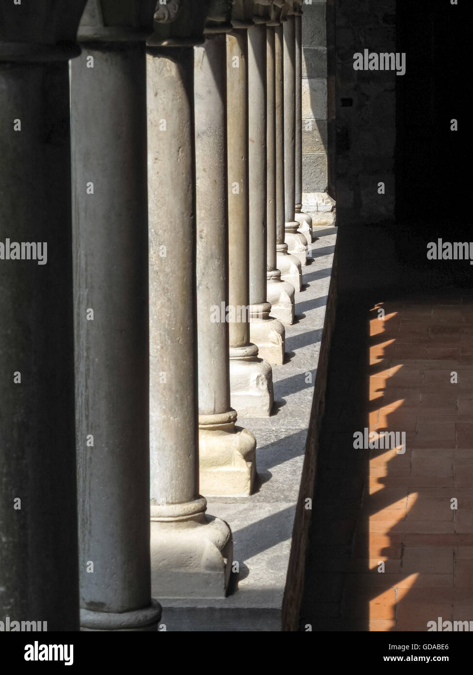 L'Italia, Lombardia, Provincia di Lecco, close-up di una ringhiera, chiostro Abbazia di Piona, escursione all Abbazia di Piona Foto Stock