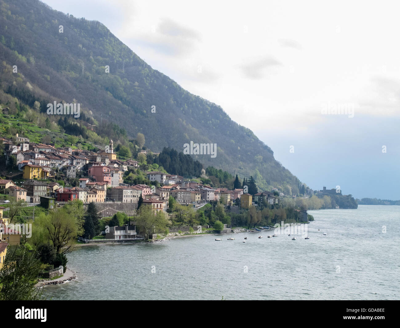 L'Italia, Lombardia, Lago di Como, villaggio sulla riva orientale, sulla riva orientale del Lario Foto Stock