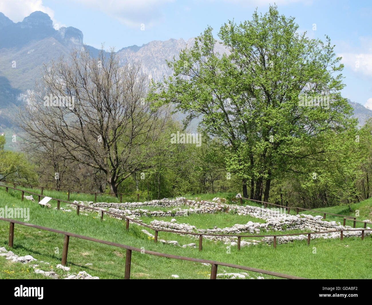 L'Italia, Lombardia, Lago di Como, archeologico. Sito di scavo (vecchia fondamenta) nel o sul Monte Barro, escursione al di sopra del lago di Como Foto Stock