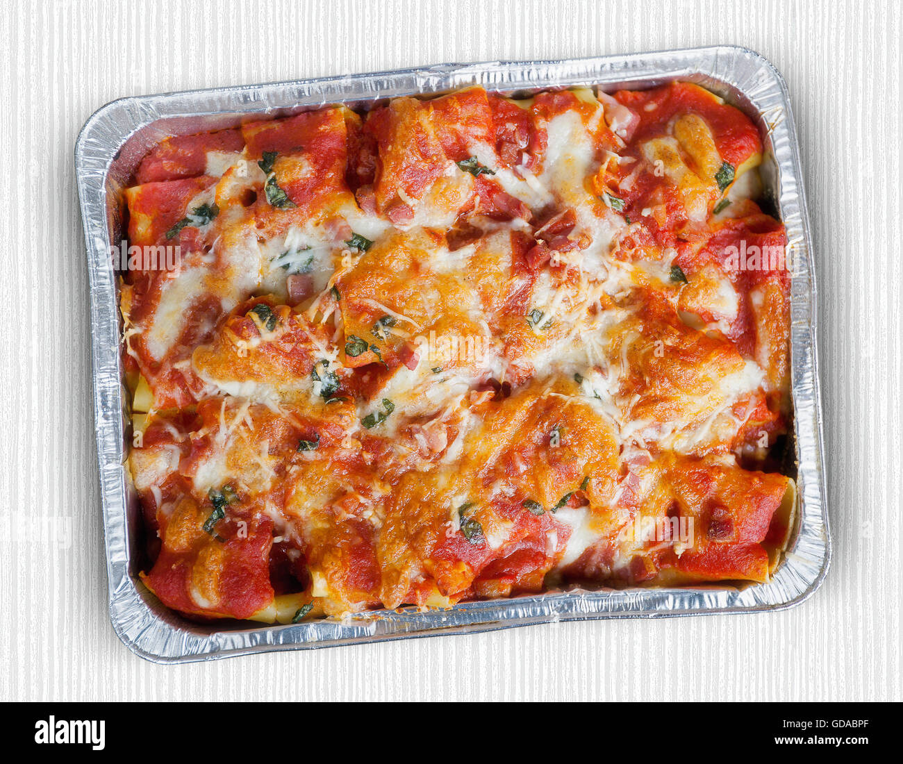 Paccheri al forno con salsa di pomodoro, mozzarella, pancetta e basilico. Italiano specialità culinarie. Vista da sopra. Foto Stock