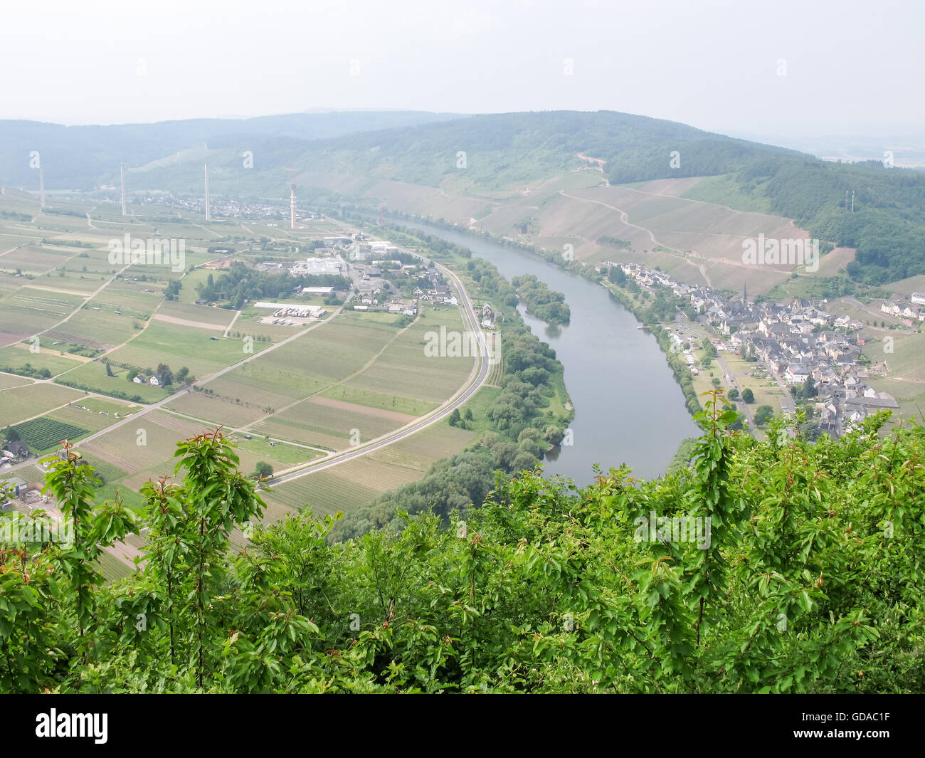 In Germania, in Renania Palatinato, Zeltingen-Rachtig, sul Mosel sentiero ripido, Am Mosel sentiero ripido, vista la valle di Mosel e costruzione di ponti Foto Stock