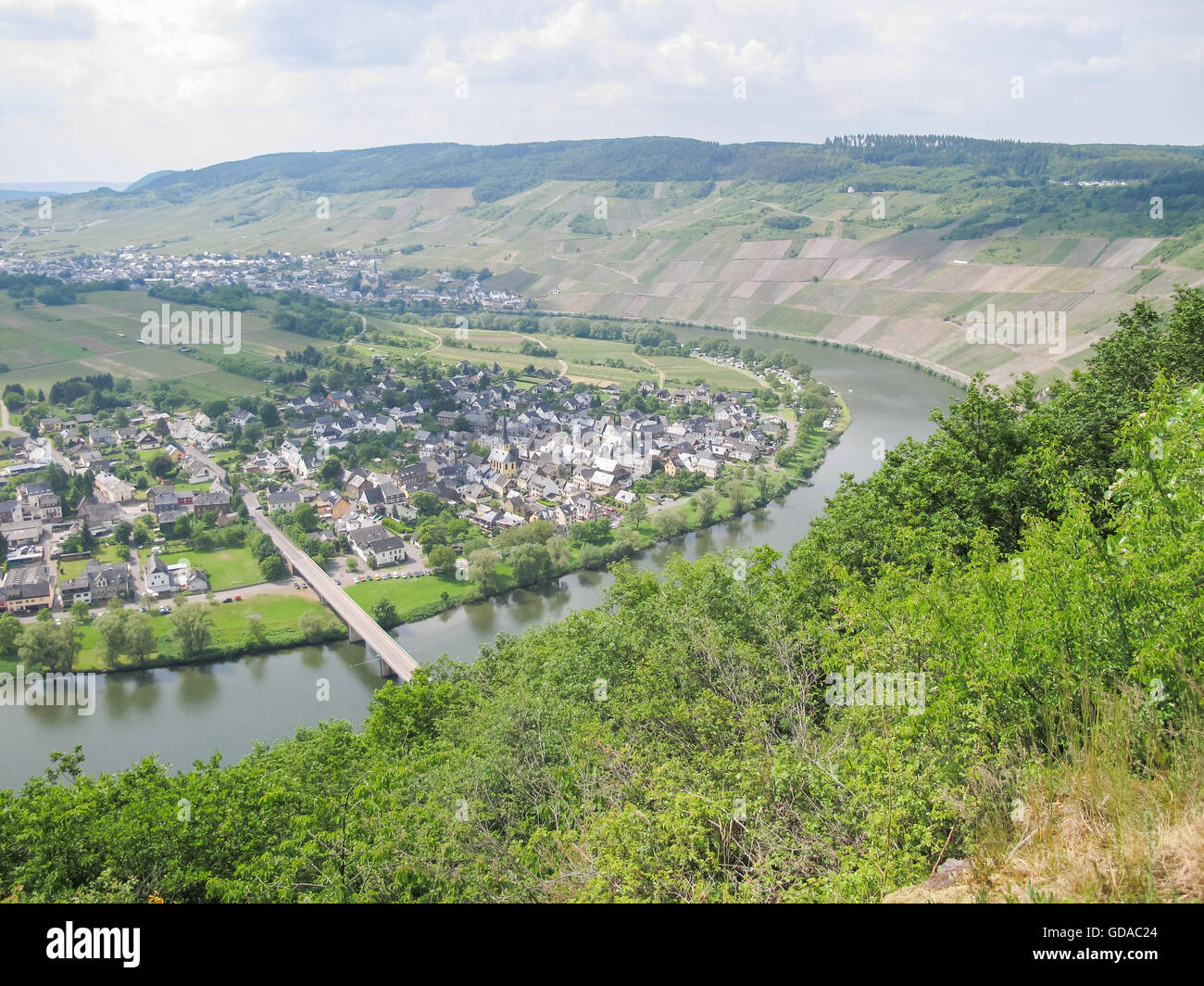 In Germania, in Renania Palatinato, Traben-Trarbach, sul Mosel sentiero ripido, vista di Moselschleife con luogo Foto Stock