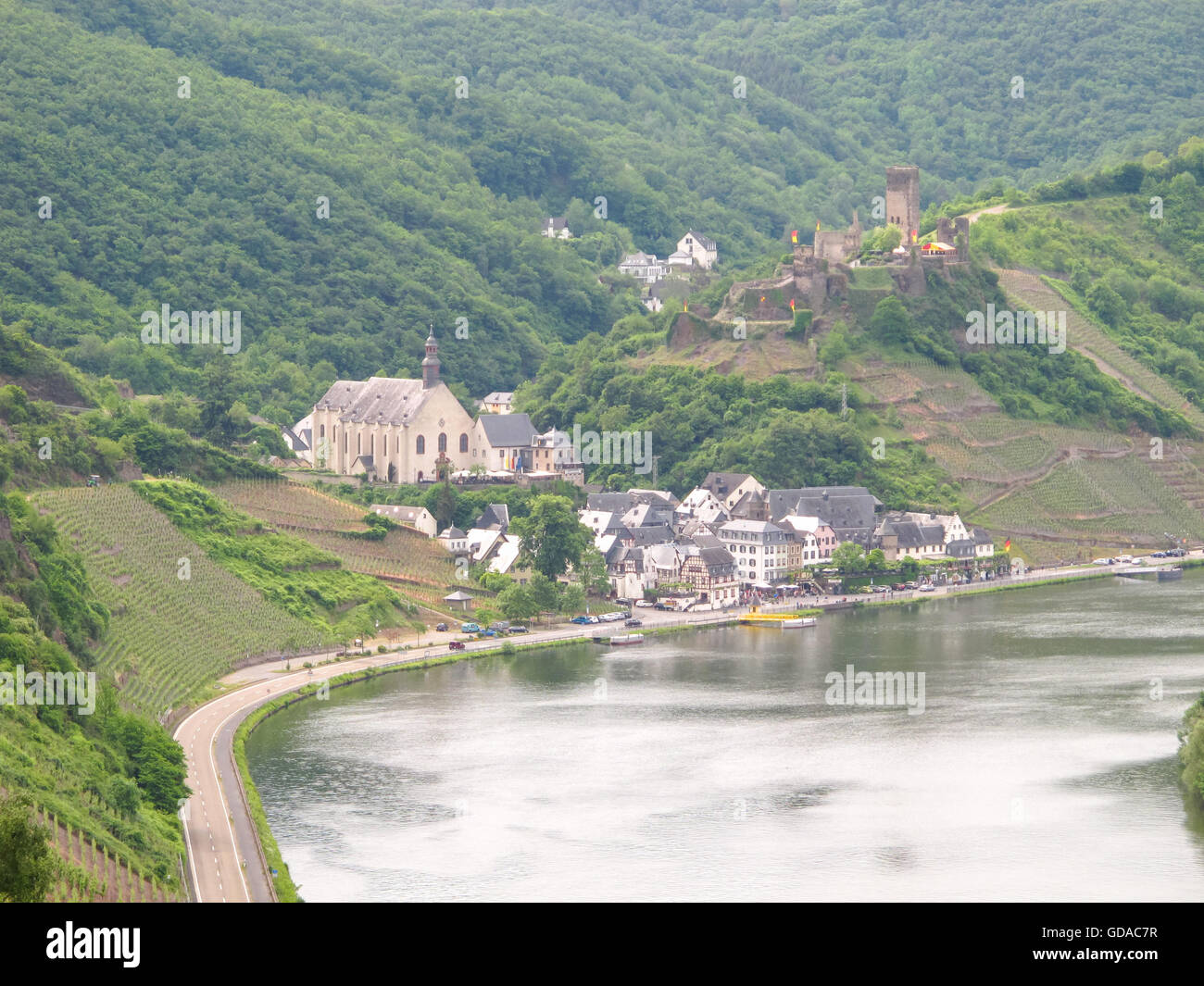 In Germania, in Renania Palatinato, Bruttig-Fankel, sul Mosel sentiero ripido, Beilstein con Karmeliterkloster e il castello di Metternich Foto Stock