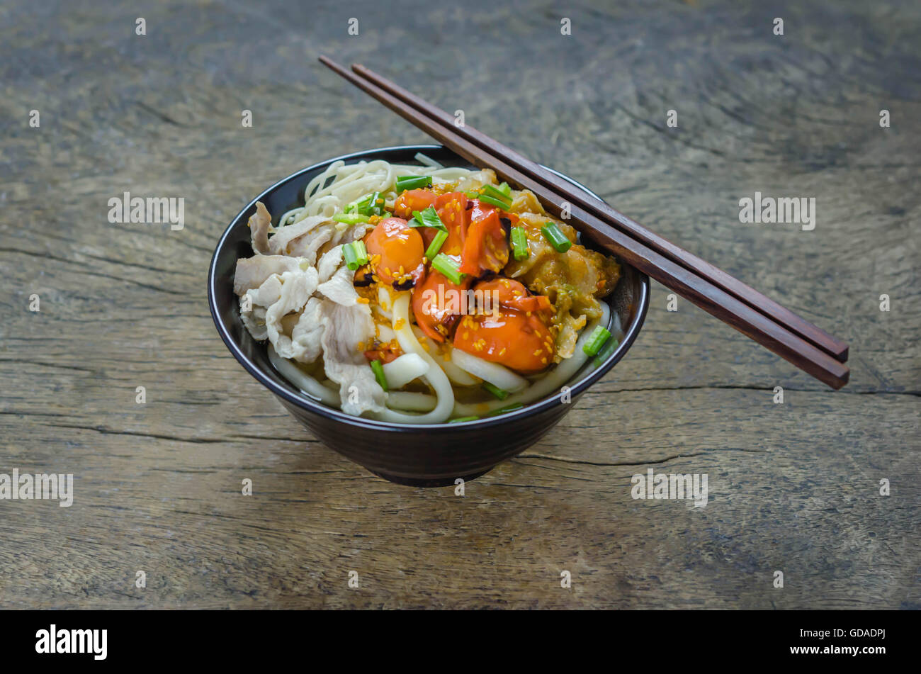 Il coreano piccante tagliatelle con kimchi e frutti di mare Foto Stock