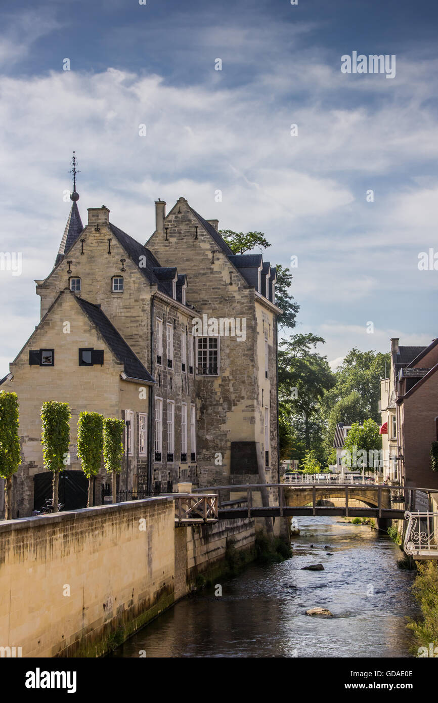 Canal Grande e vecchia casa nel centro di Valkenburg, Paesi Bassi Foto Stock