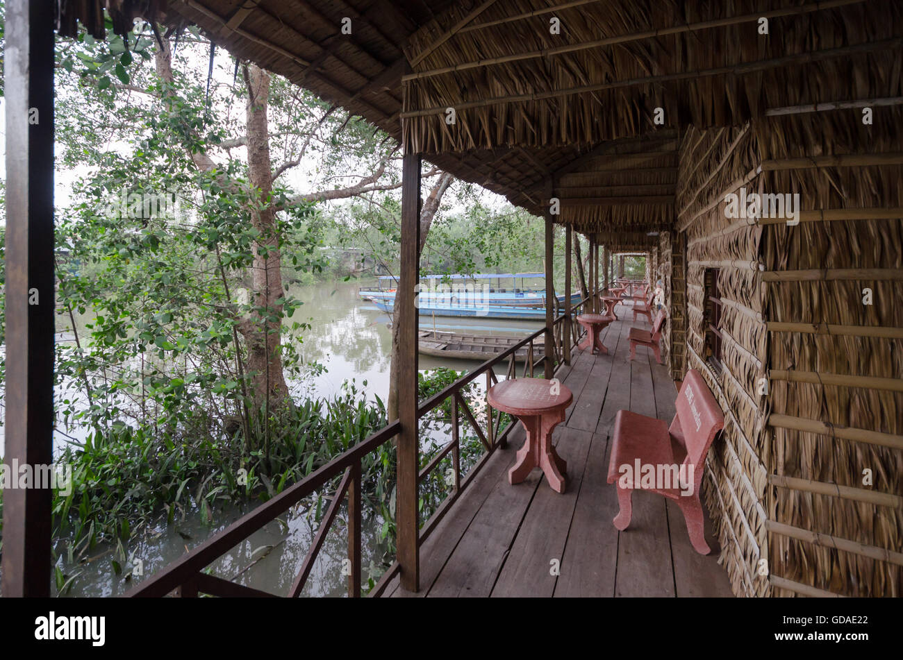 Il Vietnam, Can Tho, veranda di una tradizionale casa vietnamita sulle rive del fiume Mekong Foto Stock