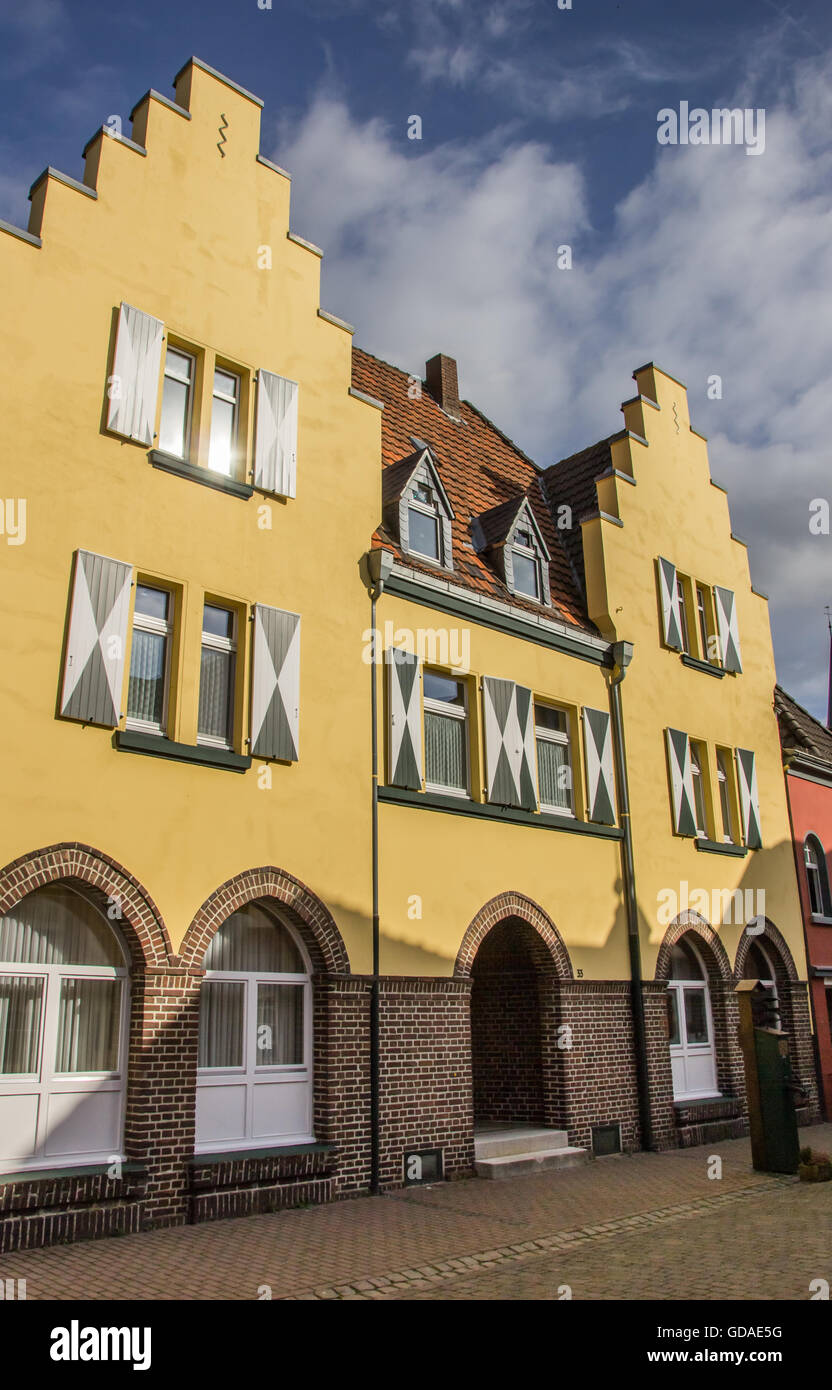 Casa gialla nella parte vecchia del centro di Xanten, Germania Foto Stock