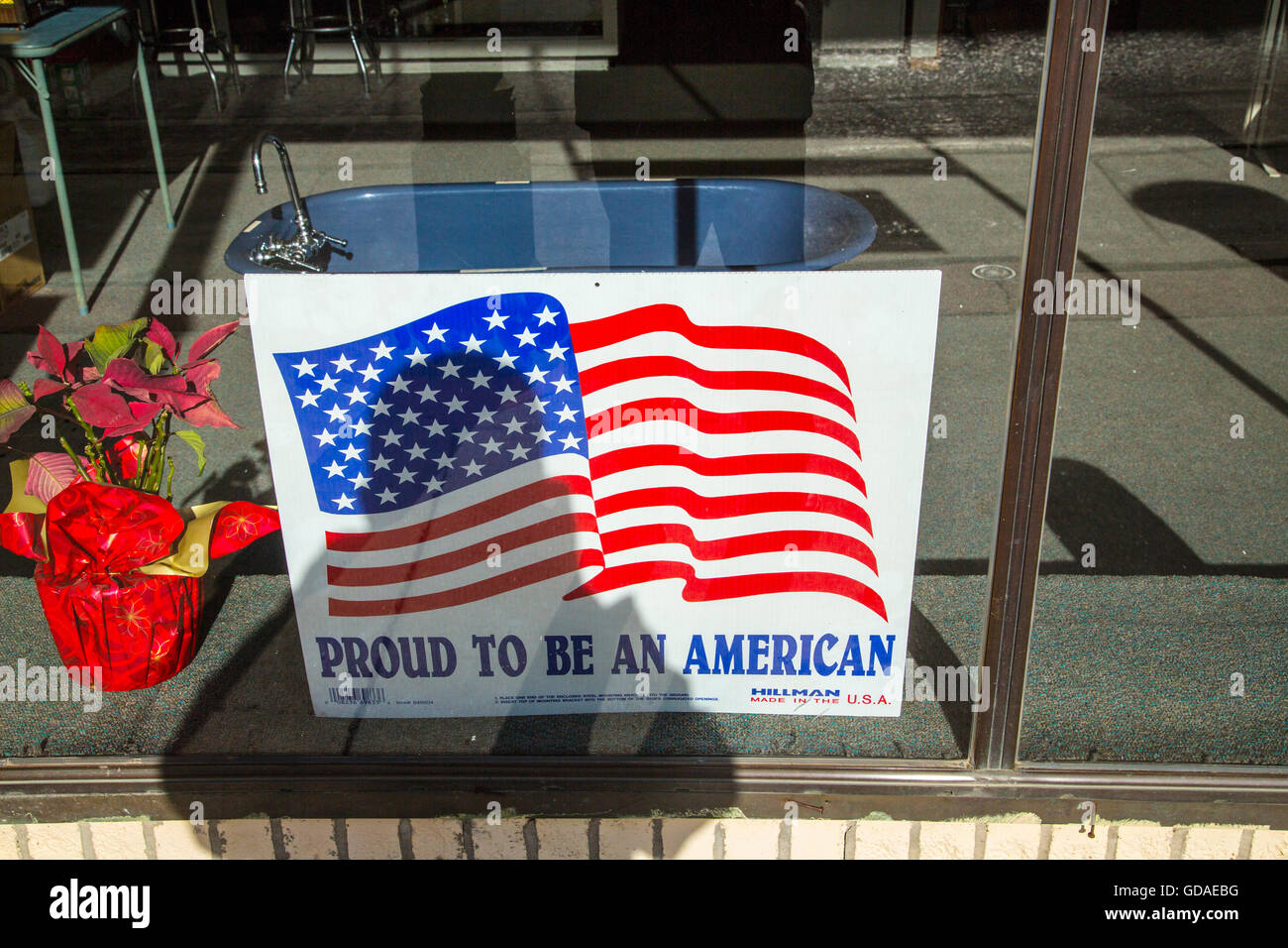 Sheridan Wyoming poster patriottica nella vetrina di un negozio di città in Stati Uniti d'America Foto Stock