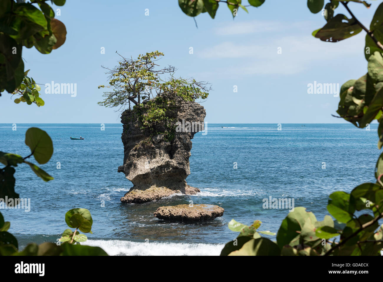 Costa Rica, Limón, Manzanillo, Manzanillo National Park, rocce torreggianti sulla spiaggia Foto Stock