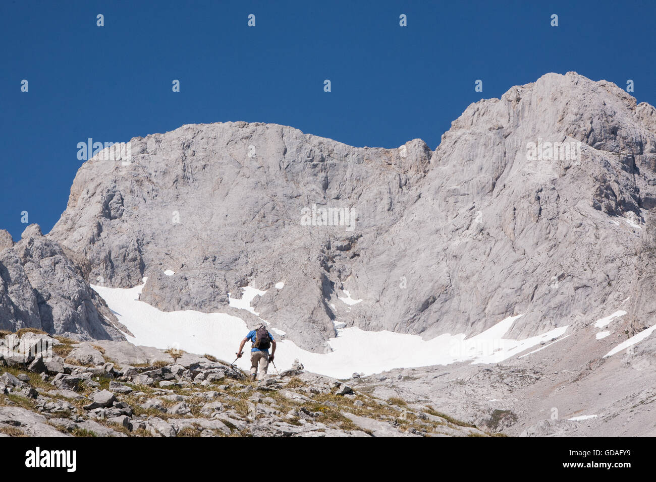 Escursionismo a El Il, Naranjo de Bulnes, a rimanere al,Refugio, Vega de Urriello, in Picos de Europa,Europa Parco Nazionale,Asturias,Spagna. Foto Stock