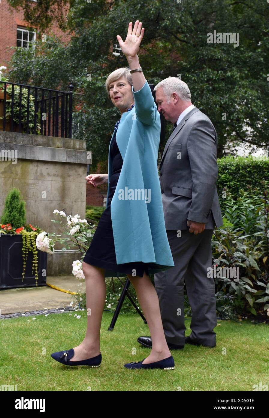 Il primo ministro Theresa Maggio onde durante un ricevimento per il coraggio di polizia Awards nel giardino di N10 a Downing Street nel centro di Londra. Foto Stock