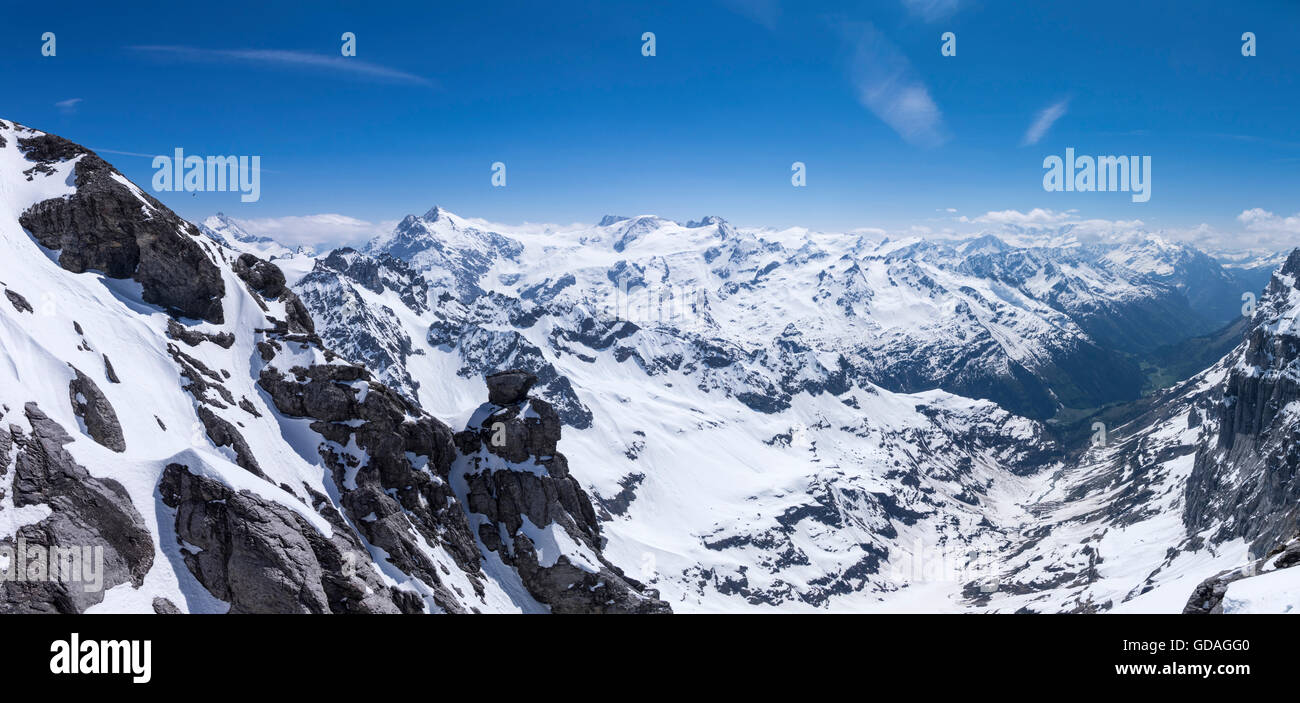 Vista panoramica delle vette innevate delle Alpi Svizzere dal Monte Titlis. Engelberg, Svizzera. Foto Stock