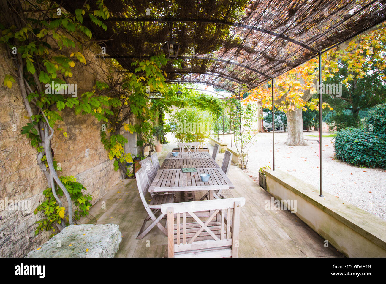 Bella terrazza relax tipici della regione della Provenza in Francia durante l'autunno. Foto Stock