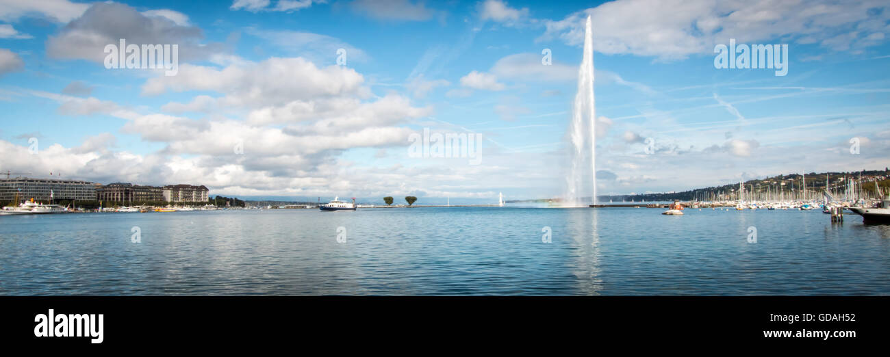 Ampio angolo di visione del Lago Lemano visto da Jardin Anglais a Ginevra, Svizzera. Con il Jet d'eau nel mezzo, l'ampio angolo Foto Stock