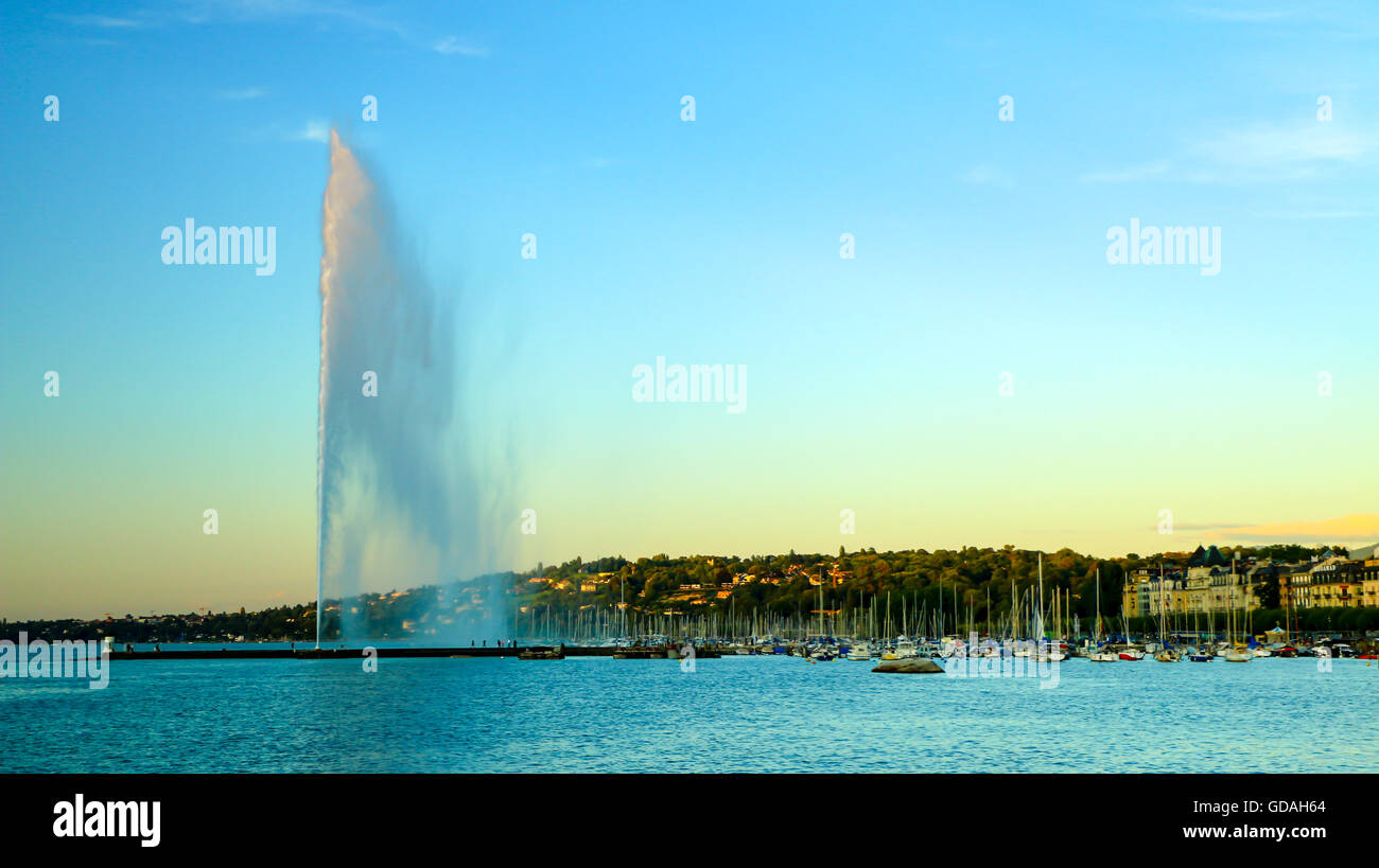 Una vista di Ginevra il punto di riferimento come visto dal Jardim Anlgais durante un cielo blu al giorno. Il Jet d'Eau è una grande fontana a Ginevra, Swi Foto Stock