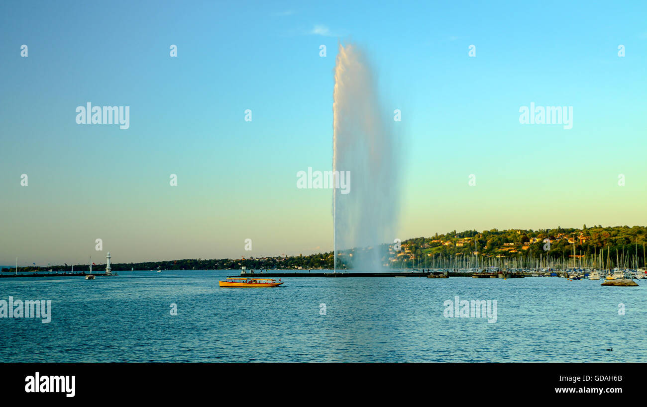 Una vista di Ginevra il punto di riferimento come visto dal Jardim Anlgais durante un cielo blu al giorno. Il Jet d'Eau è una grande fontana a Ginevra, Swi Foto Stock