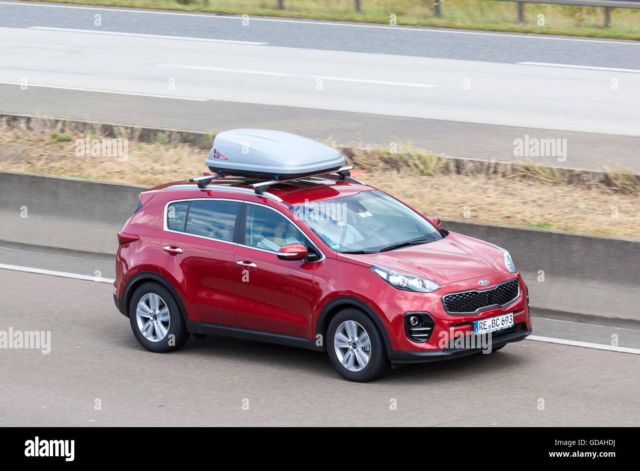 KIA Sportage con una scatola del tetto Foto Stock