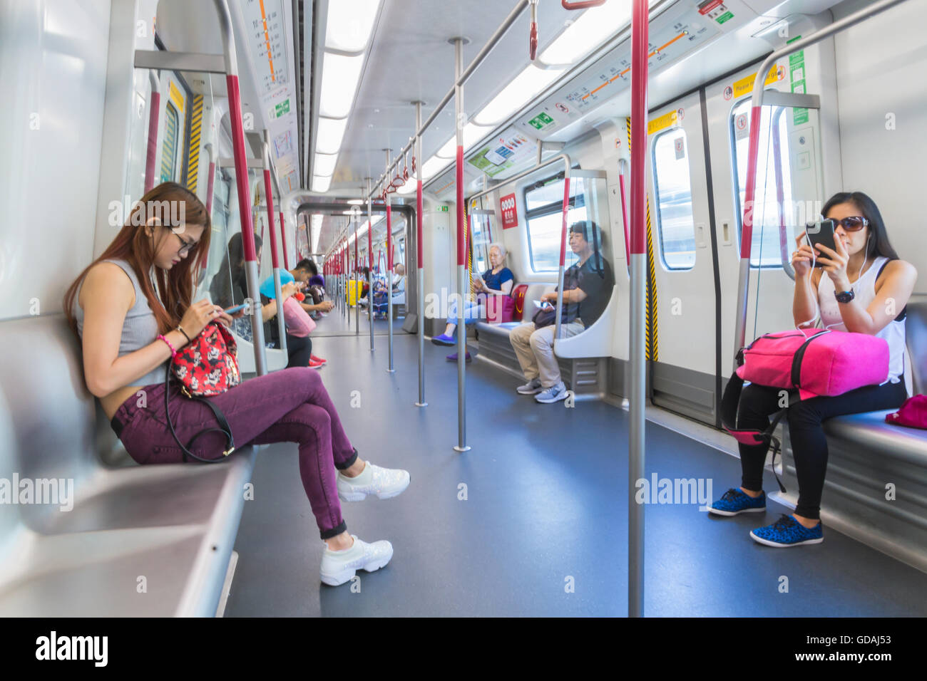 I passeggeri che viaggiano su HK Tung Chung MTR di linea Foto Stock