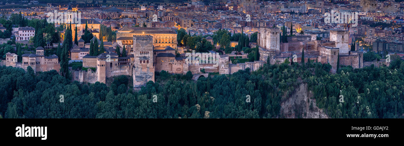 Vista panoramica della Islmaic Moresco Alhambra Palace comples e fortificazioni. Granada, Andalusia, Spagna Foto Stock