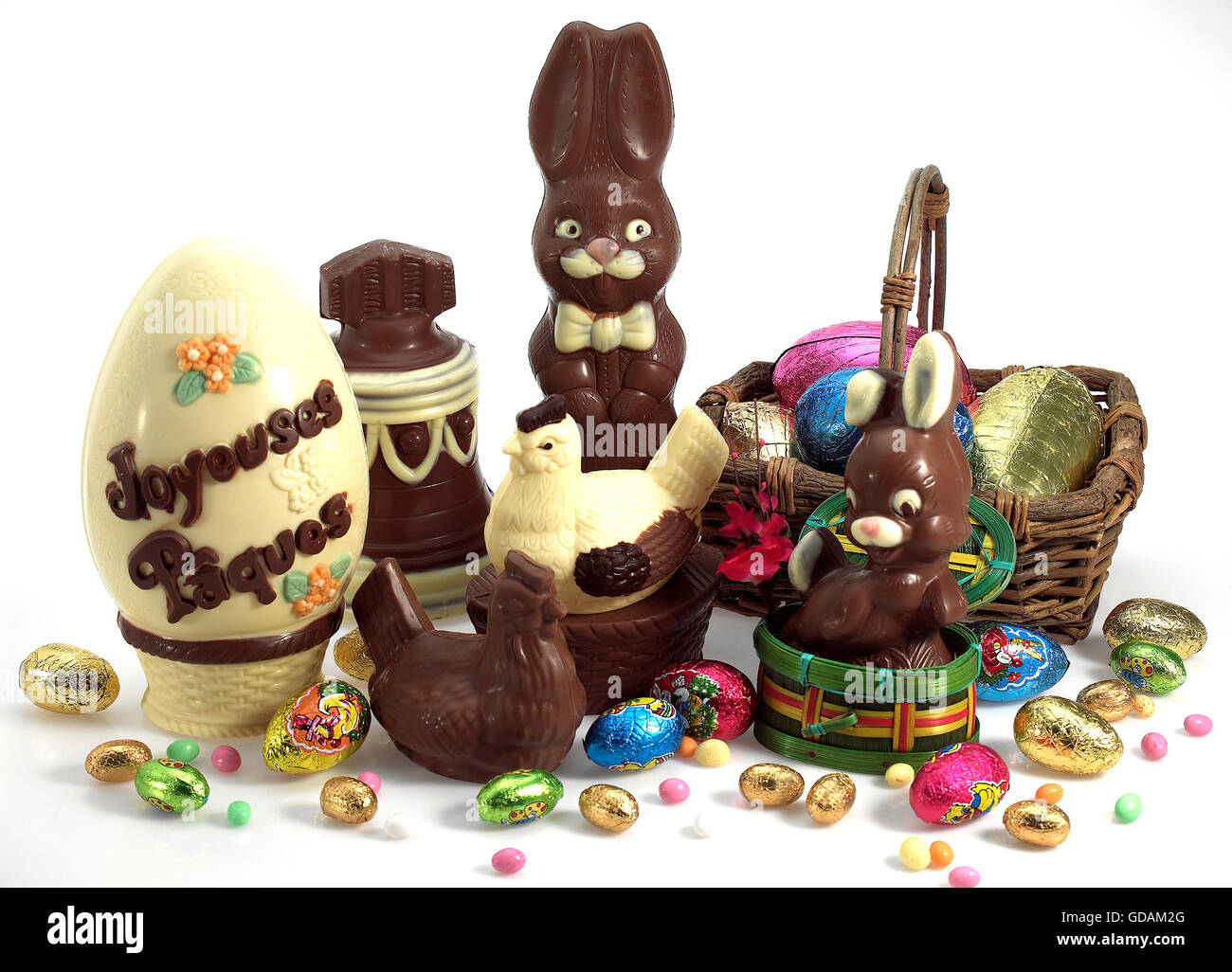 Campana di cioccolato, coniglio, Gallina e uova di Pasqua contro uno sfondo bianco CH Foto Stock