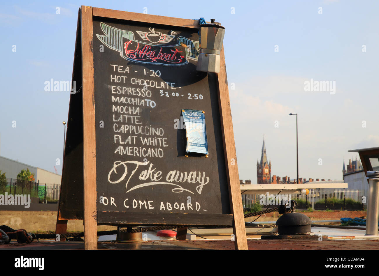 La barca di caffè menù di bevande, sul Regents Canal, a Kings Cross, London, England, Regno Unito Foto Stock