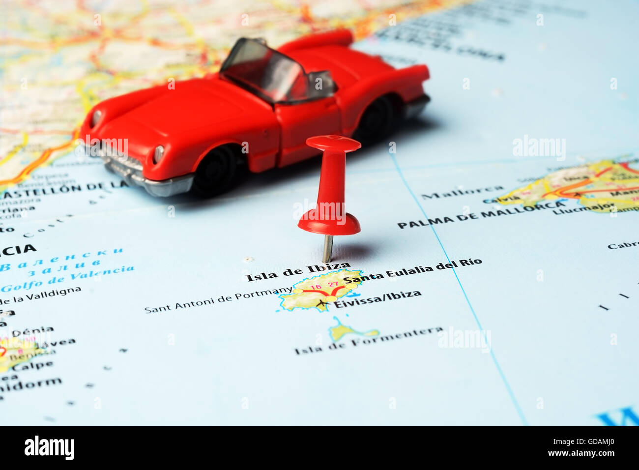 Close up di isola di Ibiza , Spagna mappa con red cabrio auto Foto Stock
