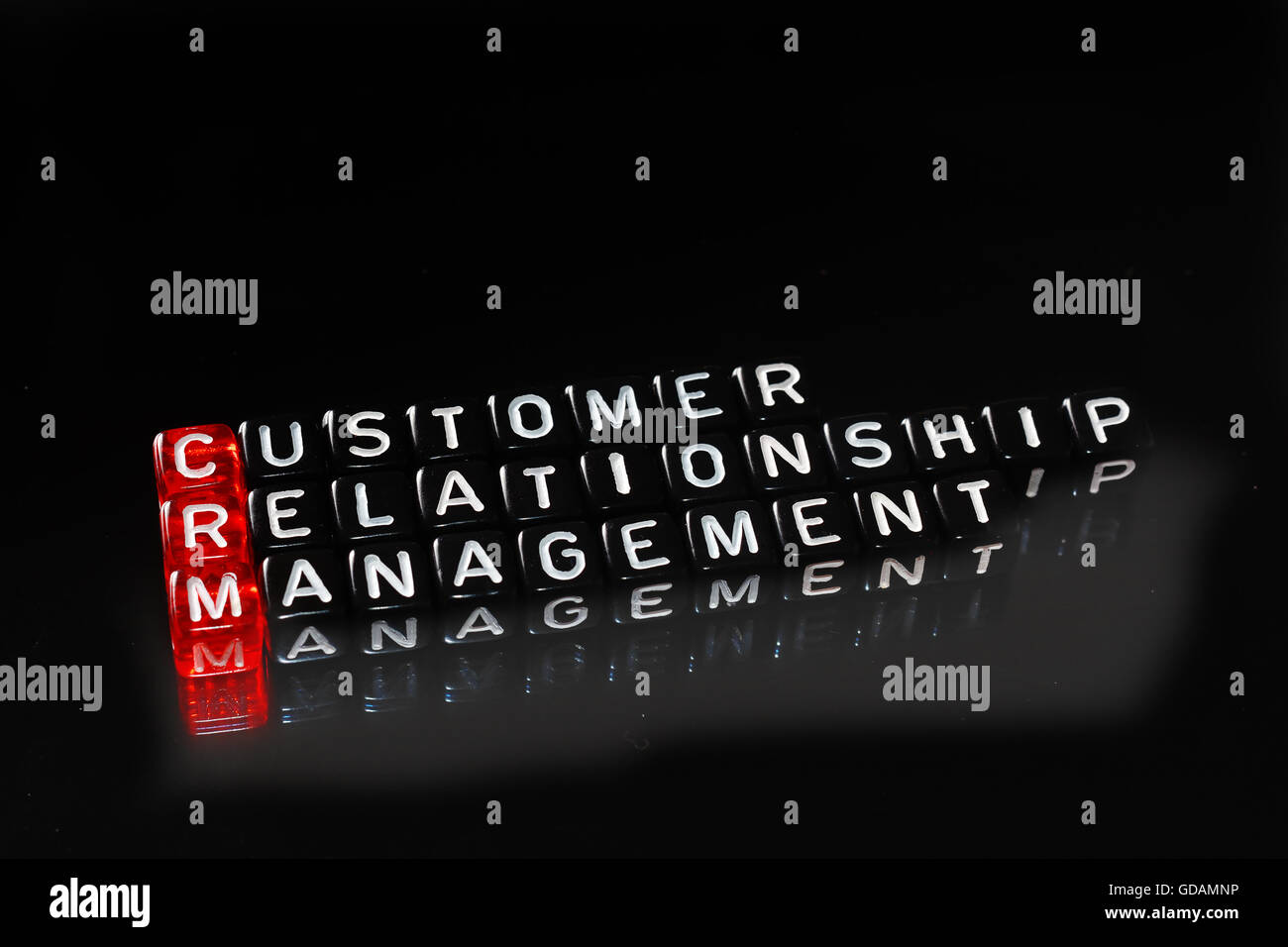 Consumatore CRM Relationship Management su cubetti , acronimo di definizione su nero Foto Stock