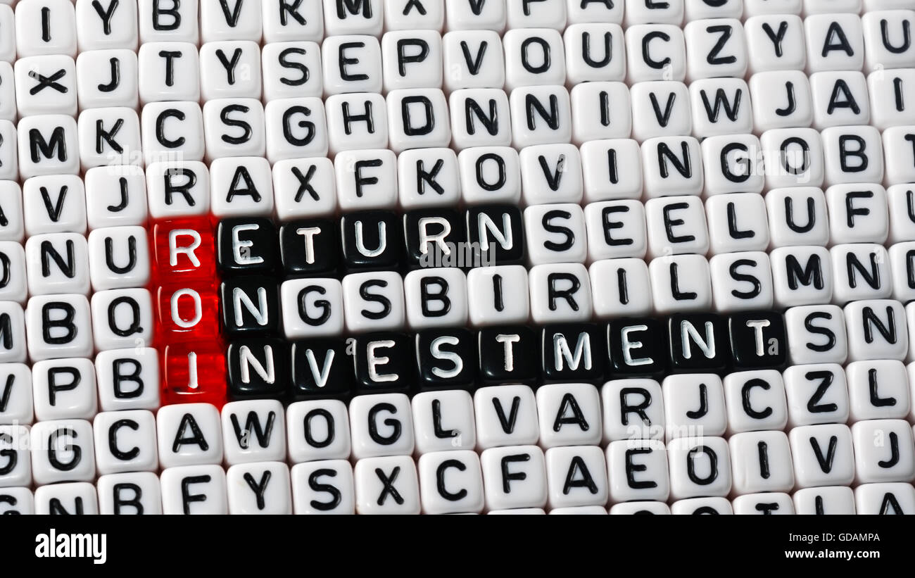 ROI più elevato ritorno sugli investimenti scritto su cubetti Foto Stock