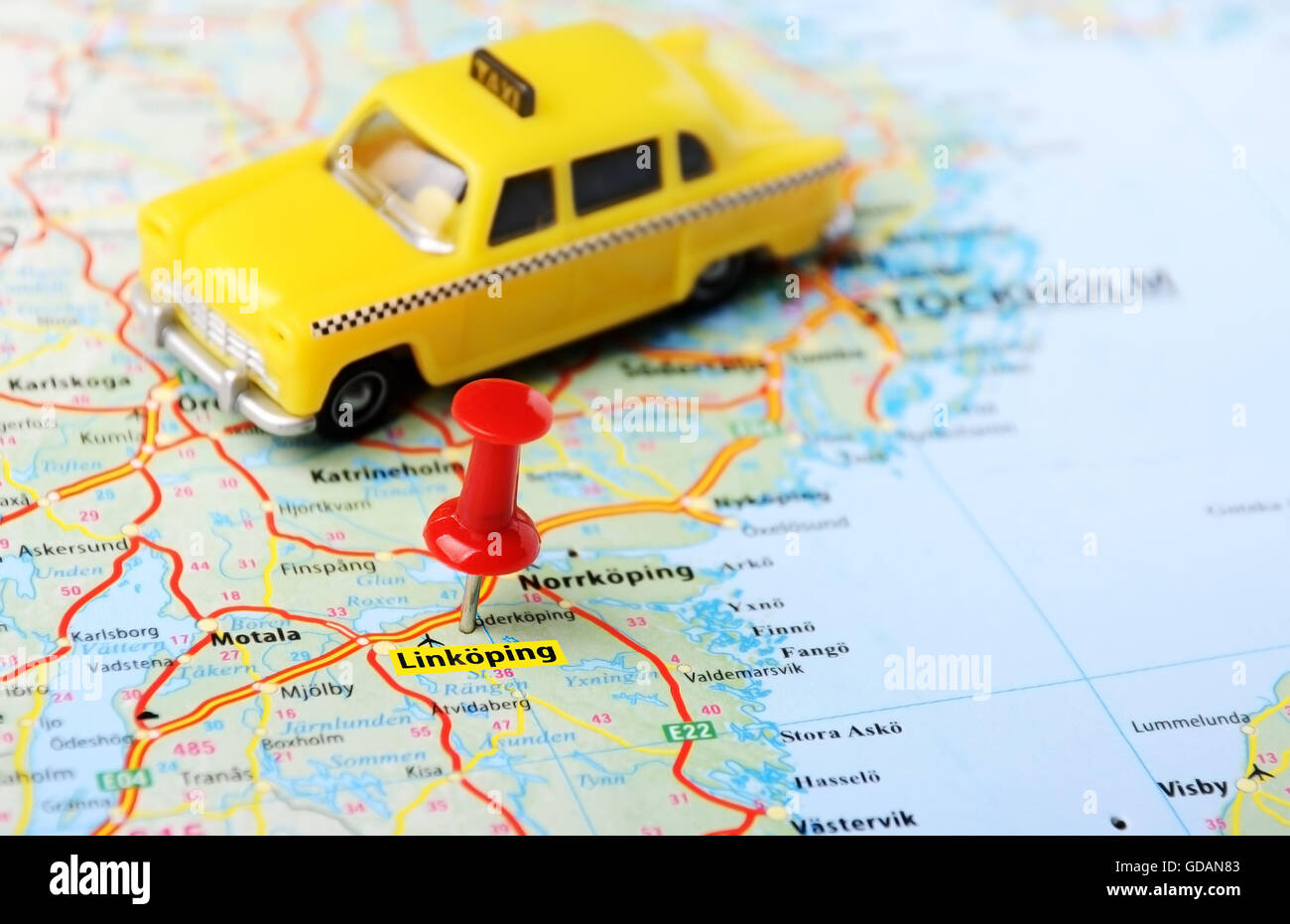 Close up di Linkoping ,mappa della Svezia con perno rosso e un taxi auto - Concetto di viaggio Foto Stock