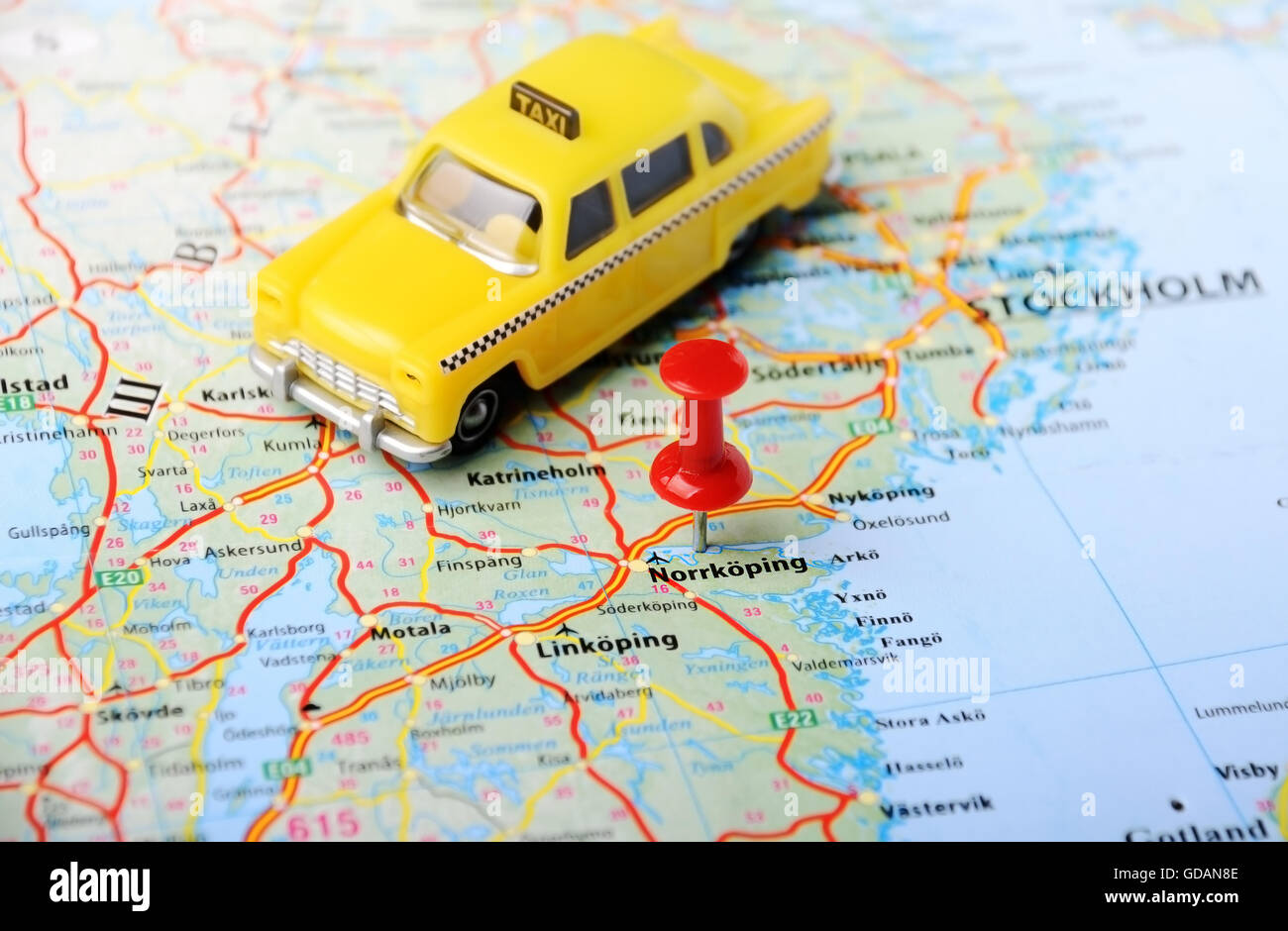 Close up Norrcoping ,mappa della Svezia con perno rosso e un taxi auto - Concetto di viaggio Foto Stock