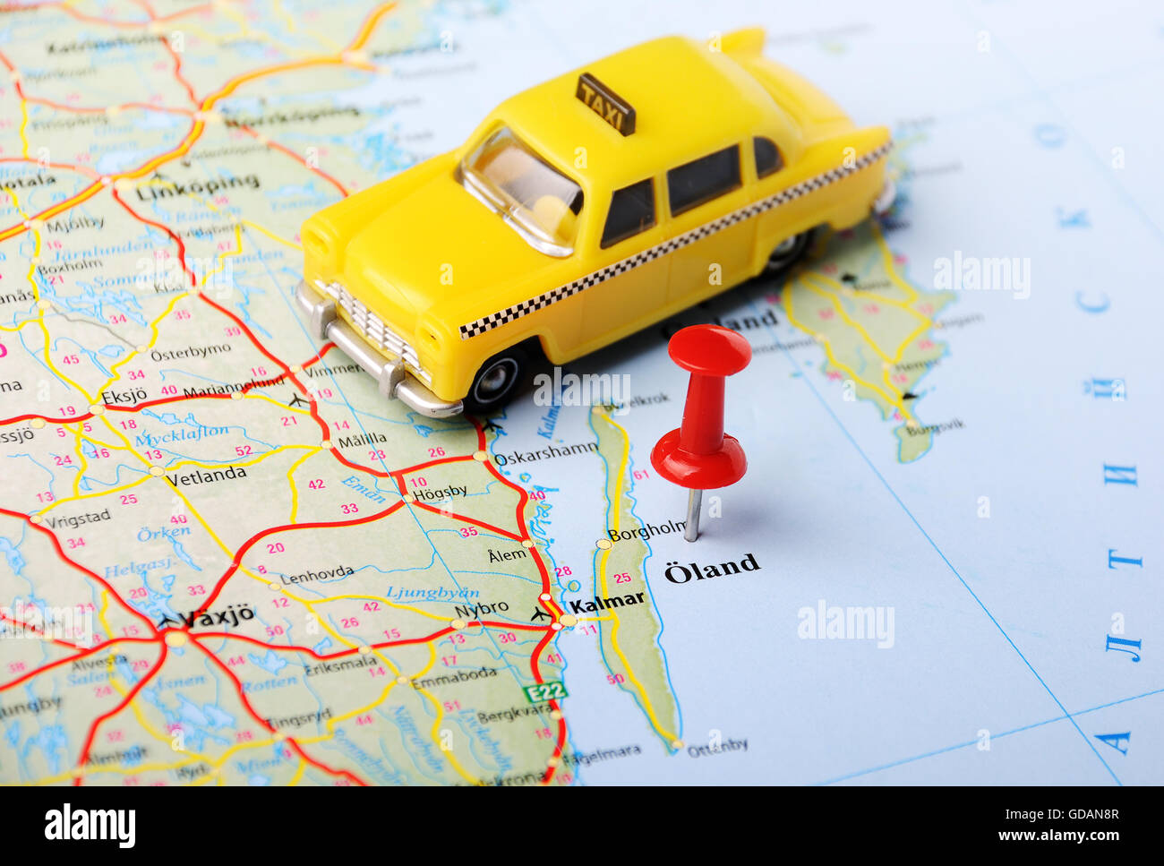 Close up Oland ,mappa della Svezia con perno rosso e un taxi auto - Concetto di viaggio Foto Stock