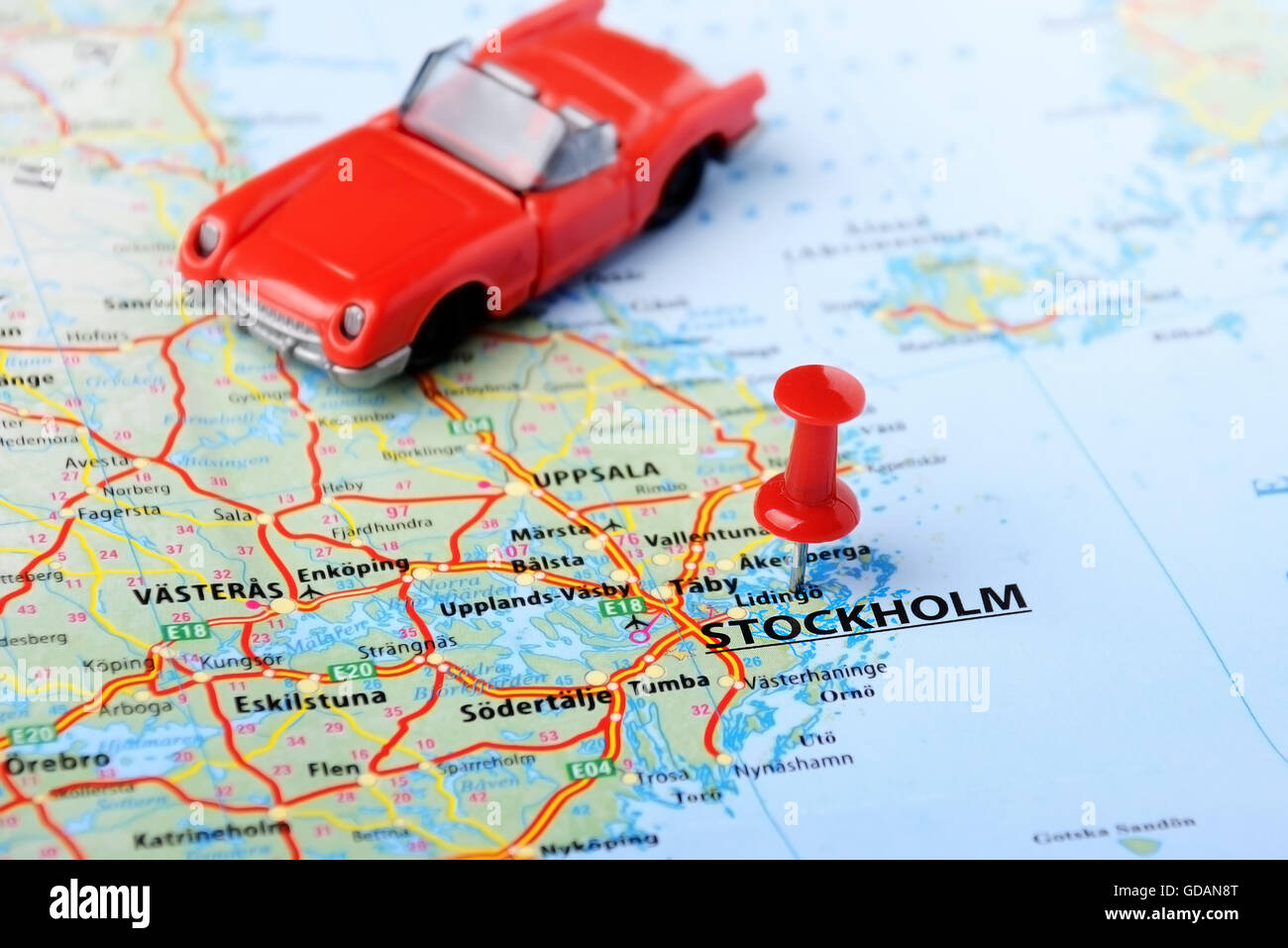Close up di Stoccolma , Svezia mappa con perno rosso e cabrio auto - Concetto di viaggio Foto Stock